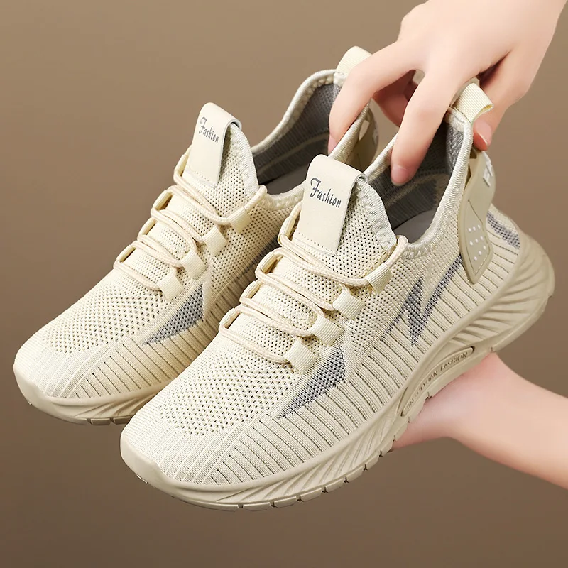 Spring and summer women's shoes are breathable and versatile. The mesh sports shoes are comfortable and casual for women